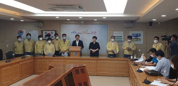 김종천시장이 기자회견을 열어 주택공급방안에 청사 유휴부지가 포함되는 방안에 반대한다는 입장을 밝히고 있다.